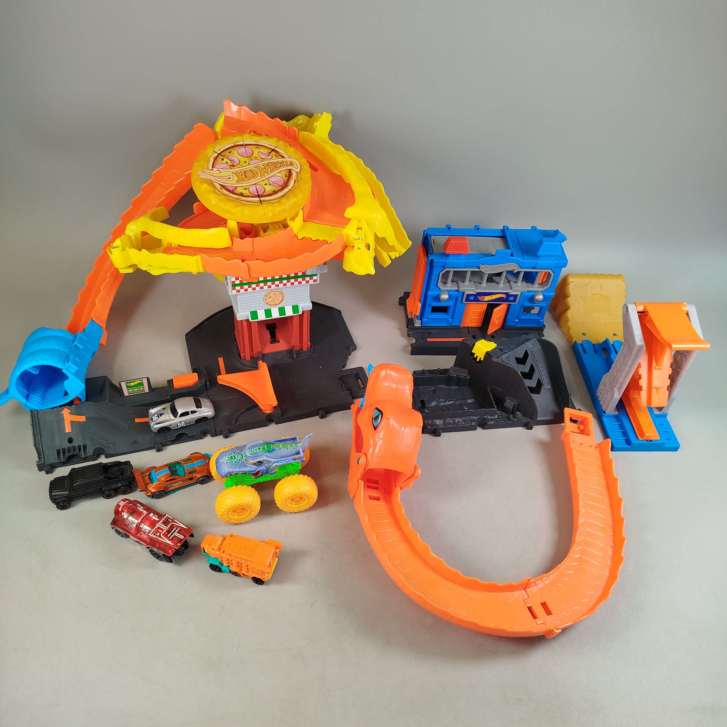 Hot Wheels Bundle Rennstrecke 6x Autos & Strecke ab 6 Jahre